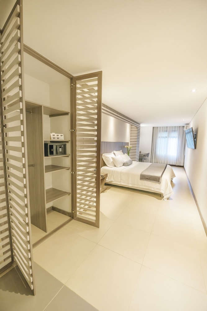 Aparta Suites Torre Poblado 38/40