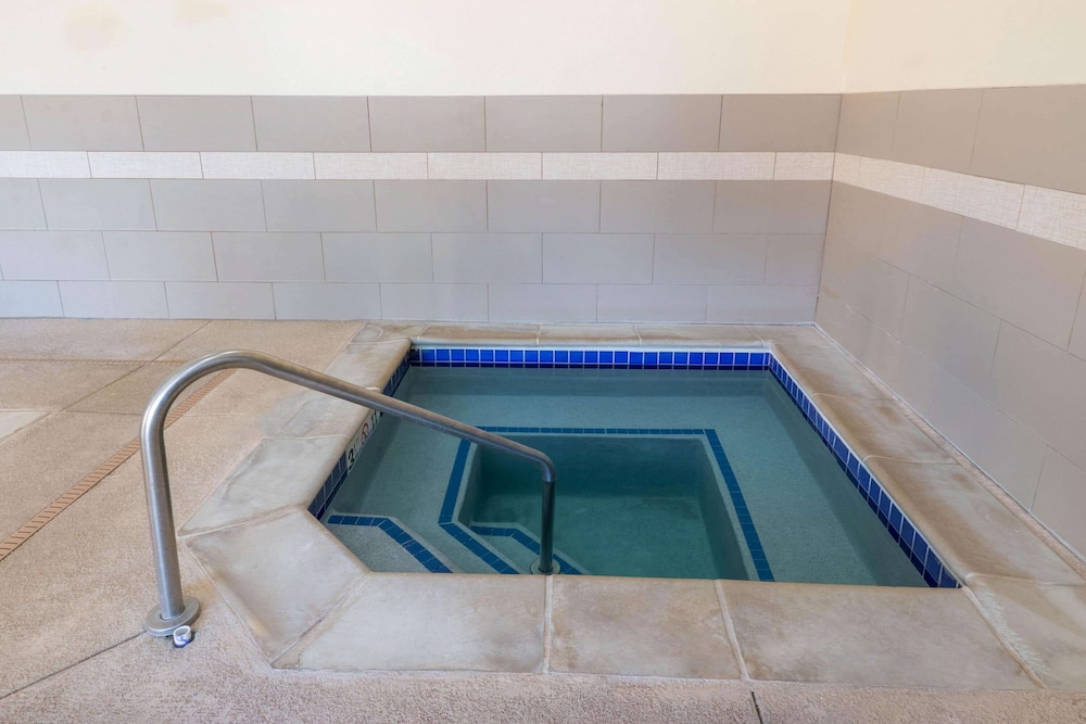 La Quinta Inn & Suites by Wyndham Artesia 17/58