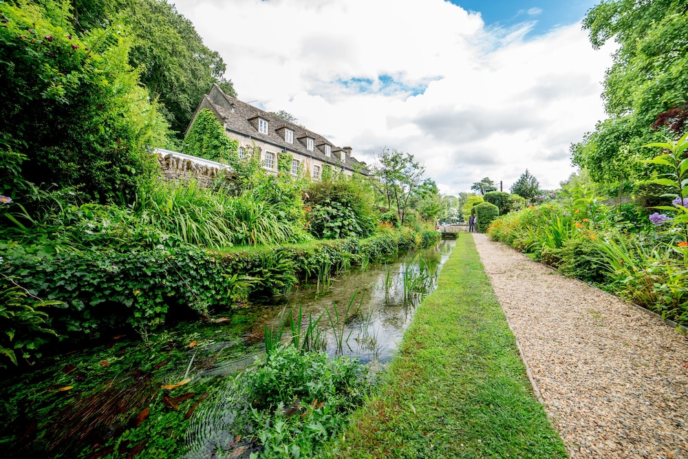 The Swan 42/49