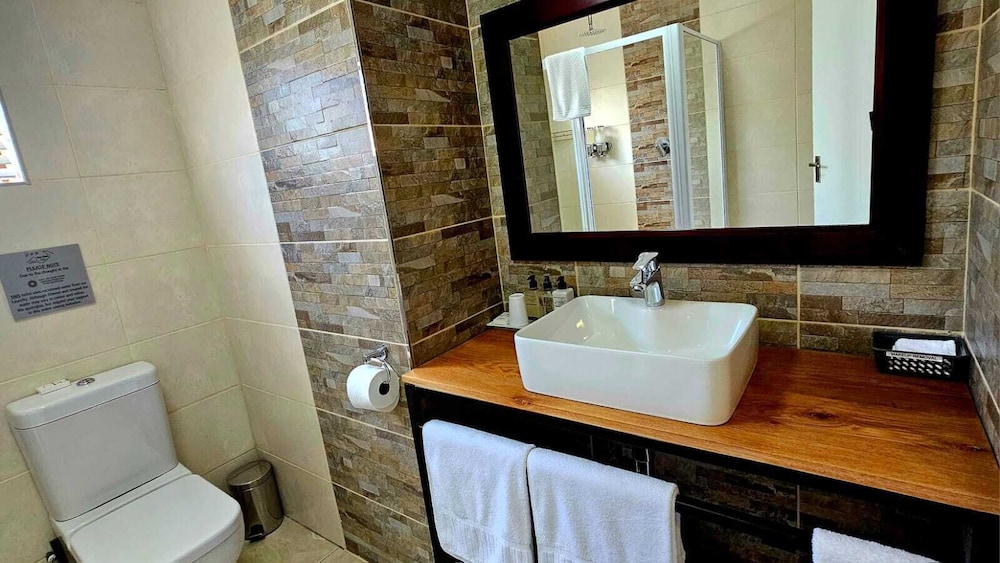 غرفة عائلية بسرير كوين وسريرين منفصلين بإطلالة على البحر بغرفتي نوم، Bay View Somerset West 10/10