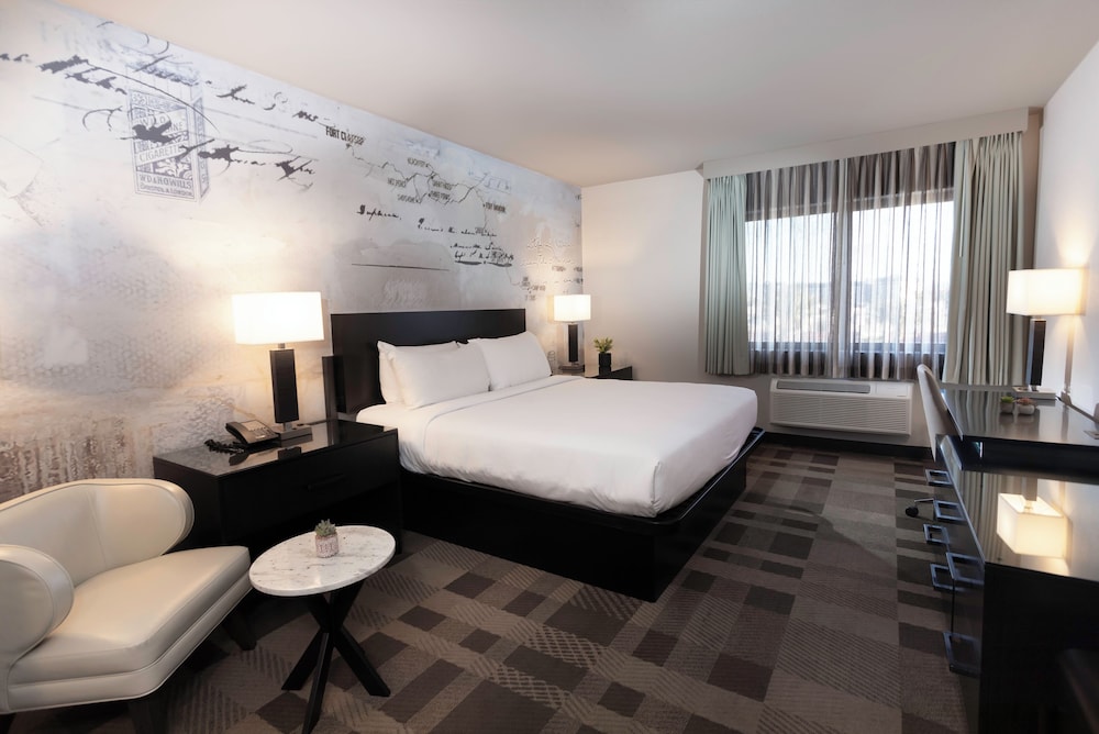 TOWER, PREMIUM, SUITE, KING BED