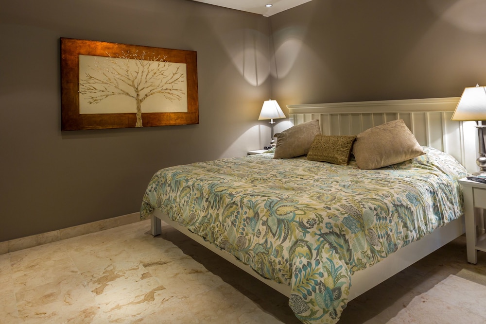 The Elements Oceanfront & Beachside Condo Hotel 14/50
