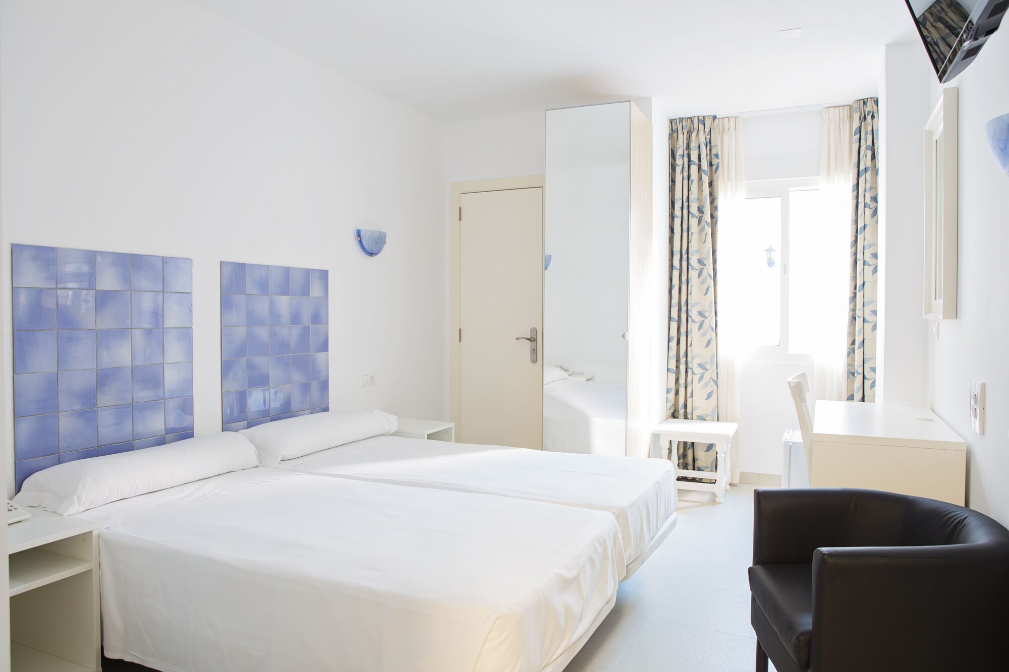 ROOM, DOUBLE BED