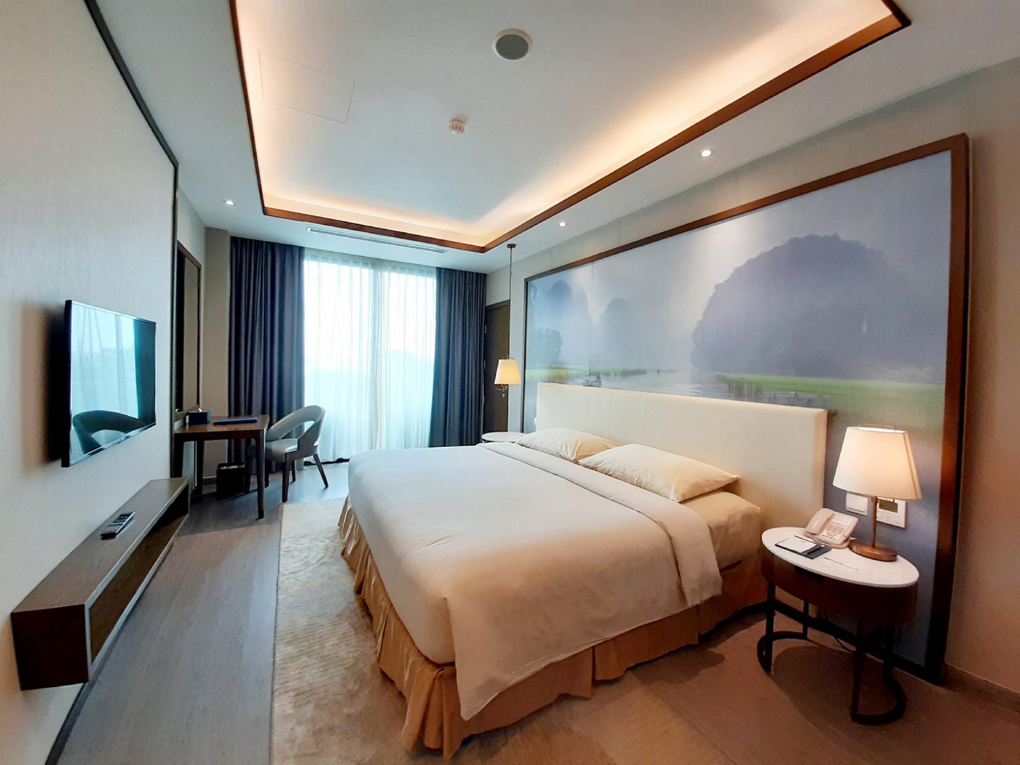 Grand, Deluxe, King Bed