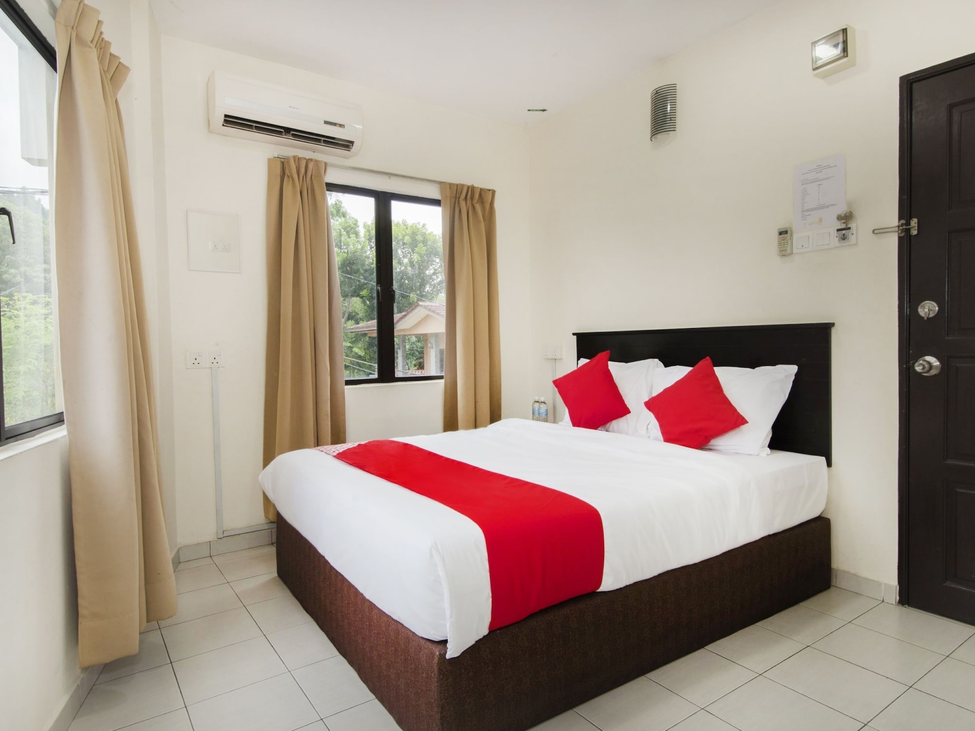 DELUXE, QUEEN BED