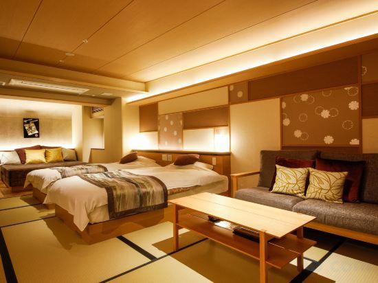 غرفة يابانية غربية ركنية بإطلالة على البحر بحوض استحمام في المبنى الرئيسي