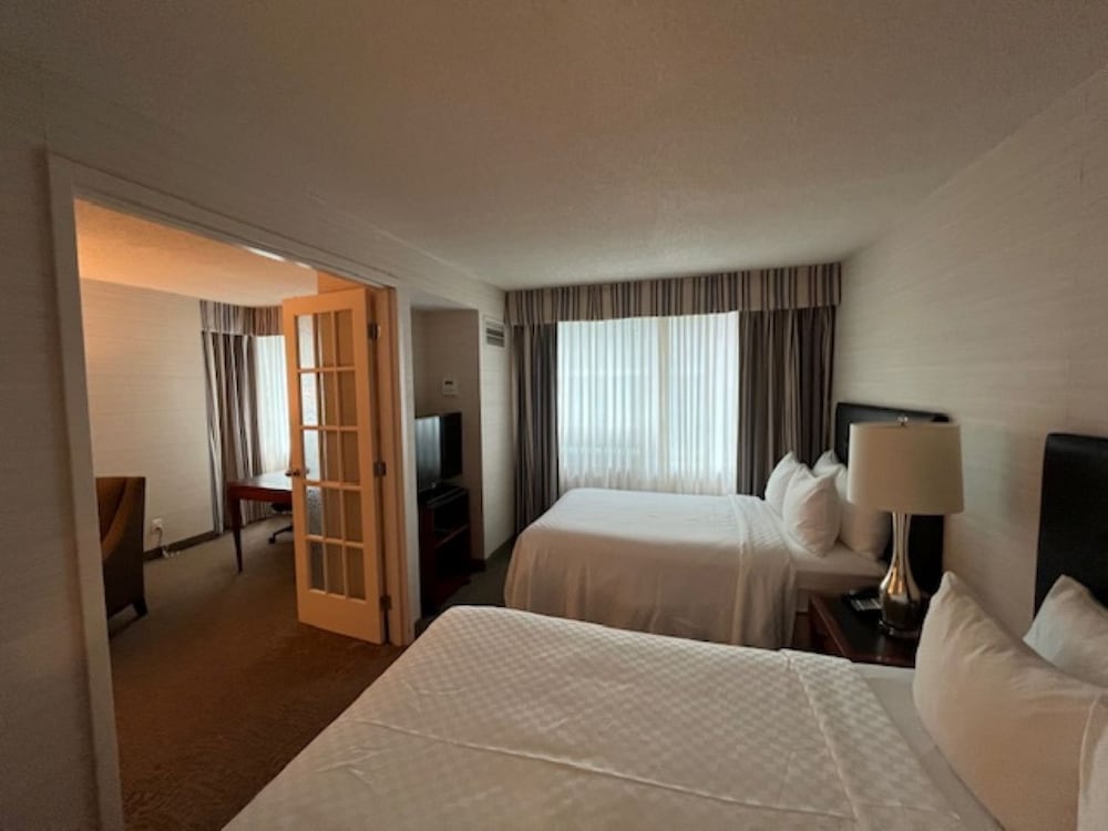 DELUXE, SUITE, MULTIPLE BEDS