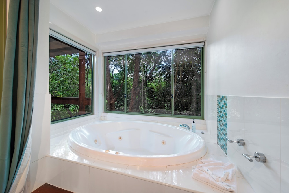HUNCHY HIDEAWAY 50/50