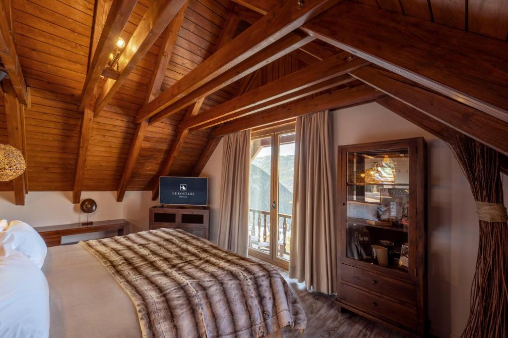 Adjoining, Valley, Suite
