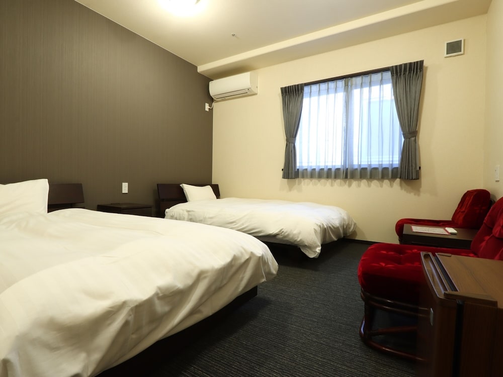 DELUXE, TWIN BEDS, PRIVATE BATHROOM