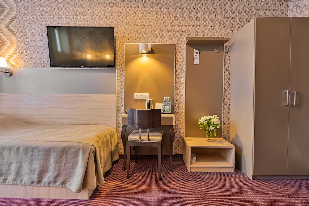 ROOM, SINGLE