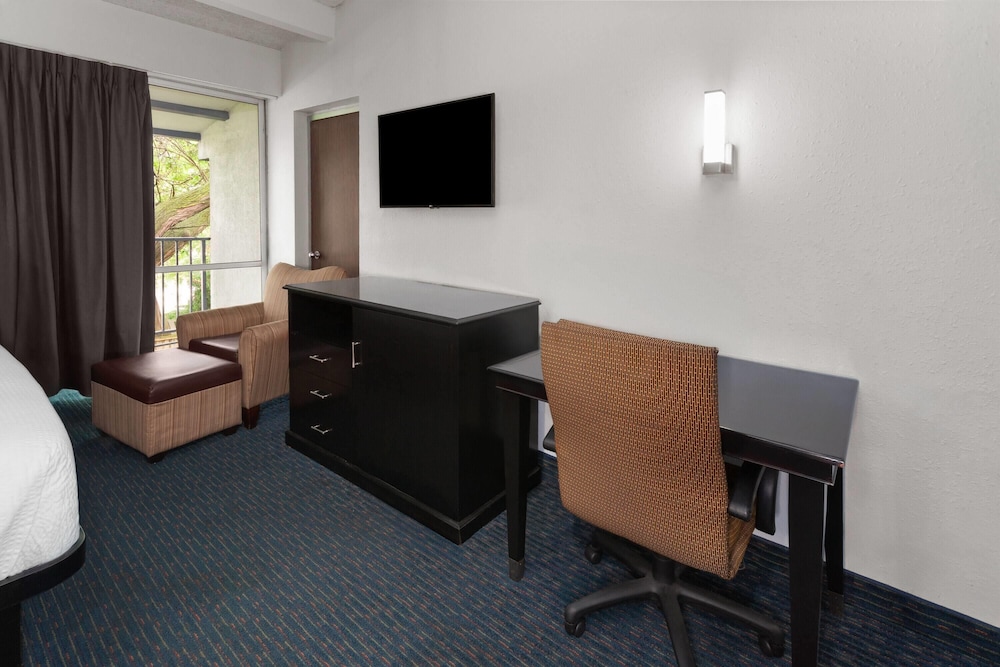 Travelodge By Wyndham Milwaukee 34/50