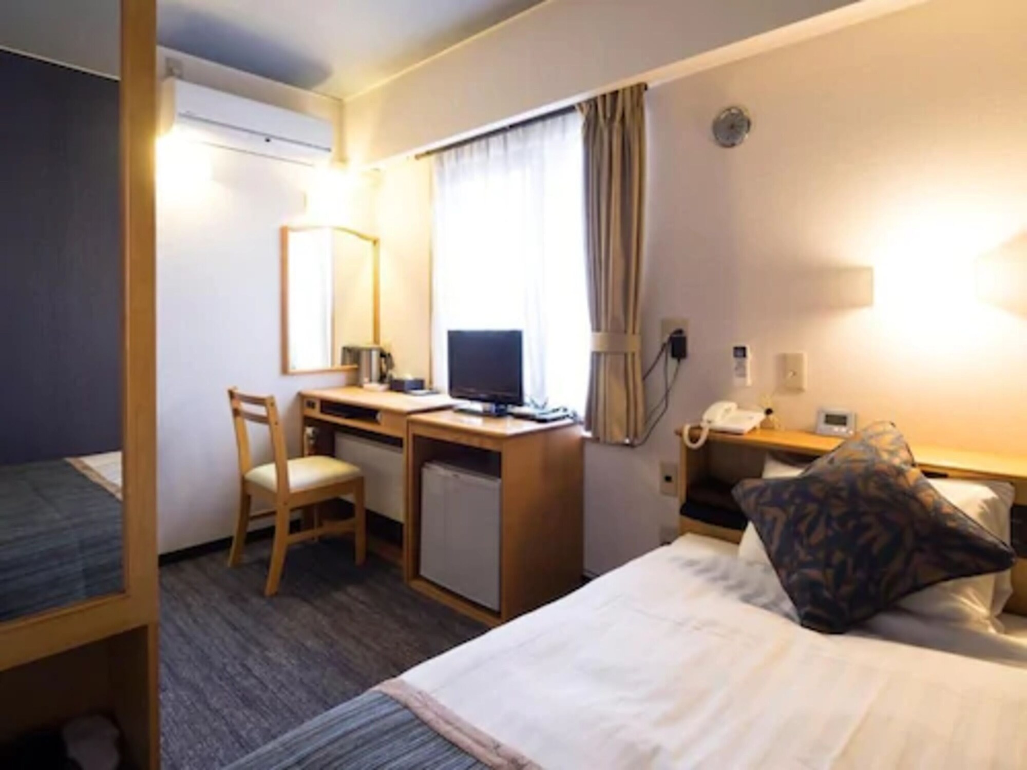 ROOM, SINGLE