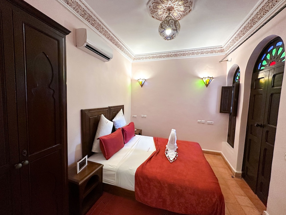 MENARA, STANDARD, DOUBLE BED