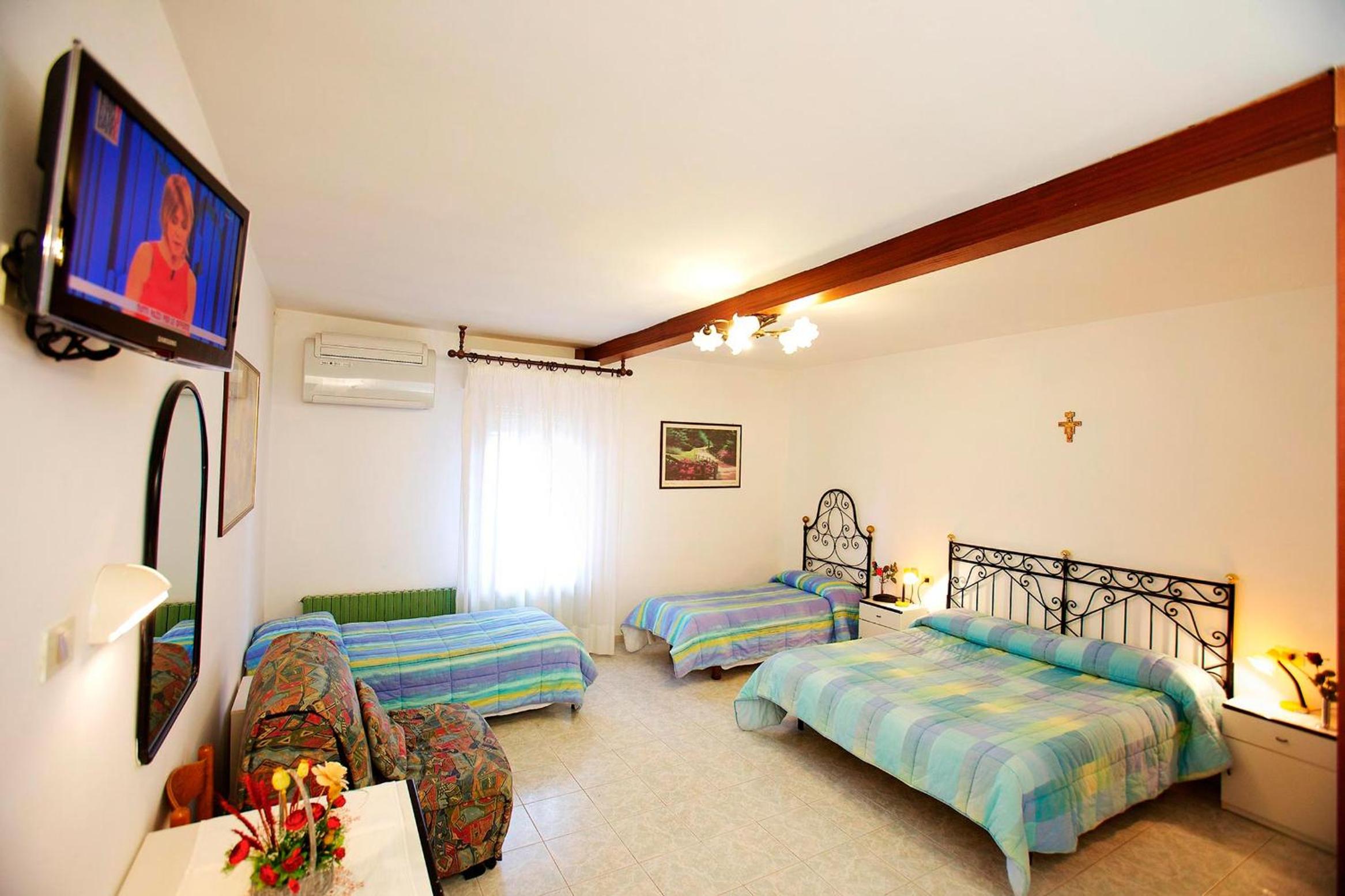 ROOM, QUADRUPLE
