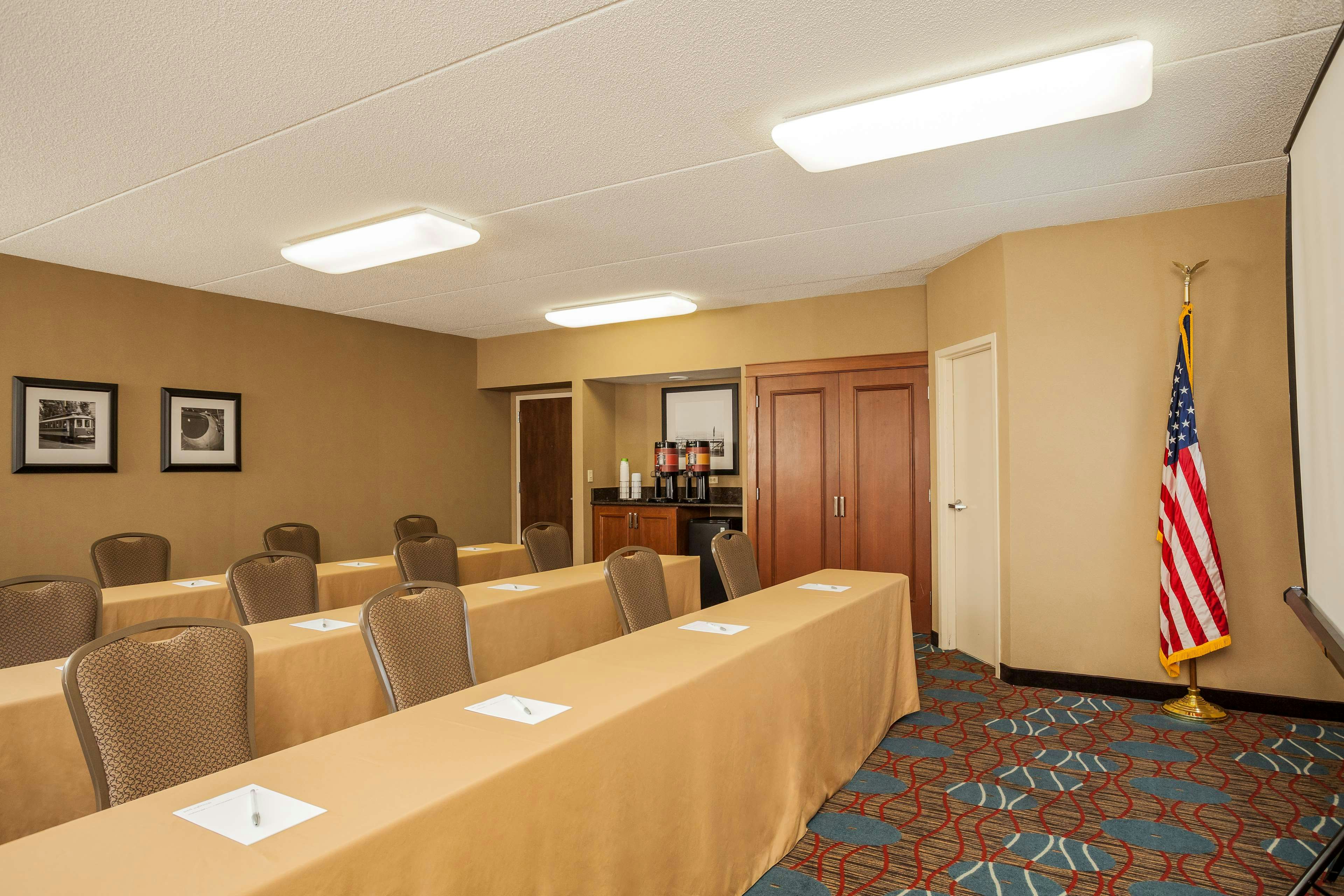 Hampton Inn Chicago-O'Hare International Airport 69/79