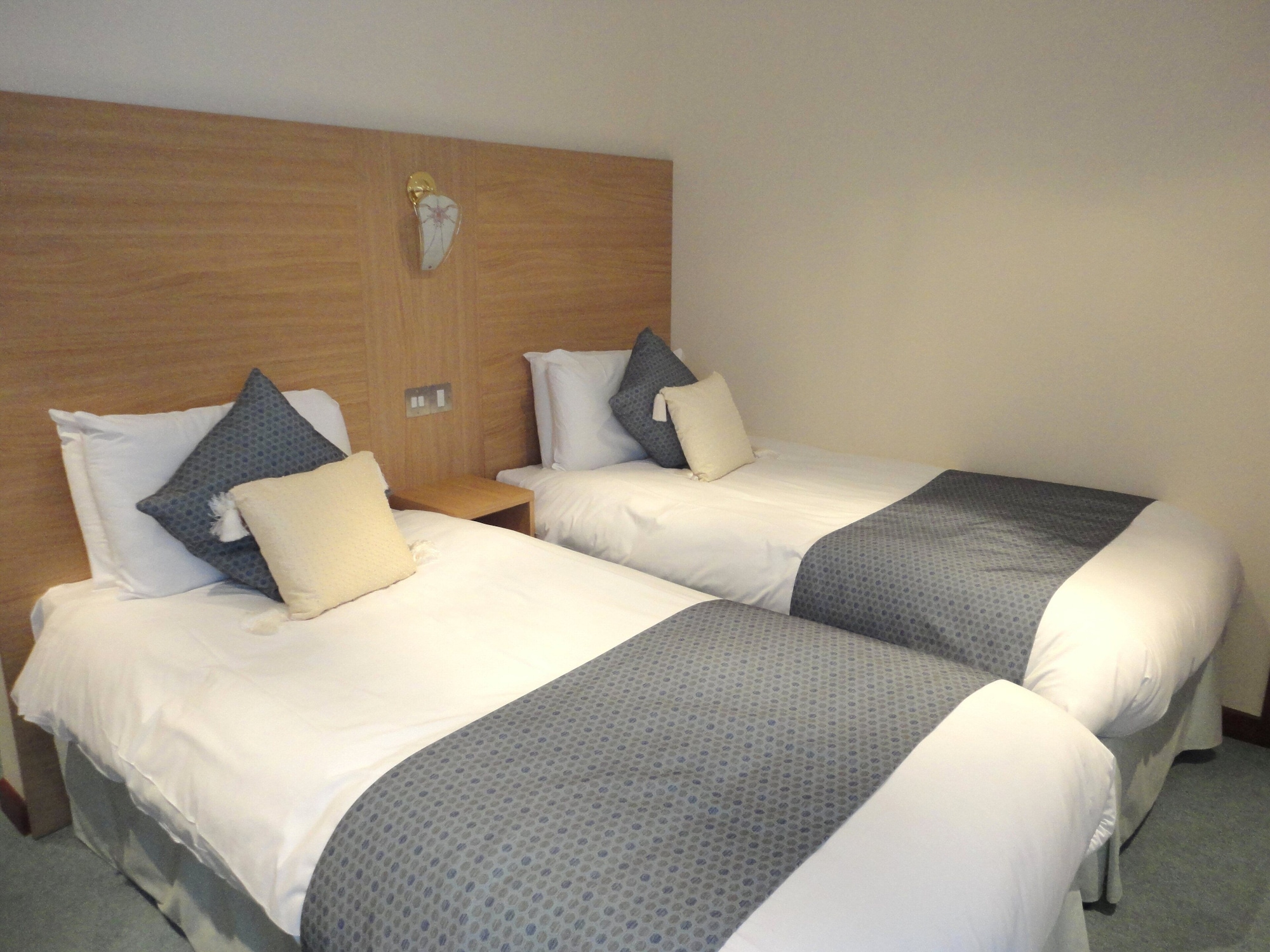 ROOM, TWIN BEDS