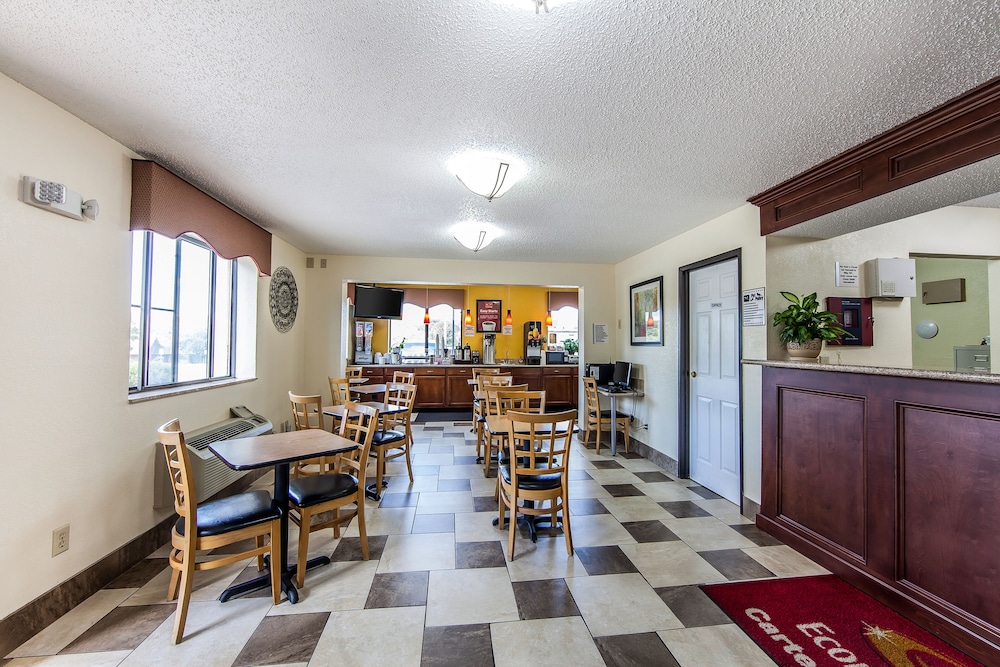 Econo Lodge Cartersville Emerson Lake Point 32/36