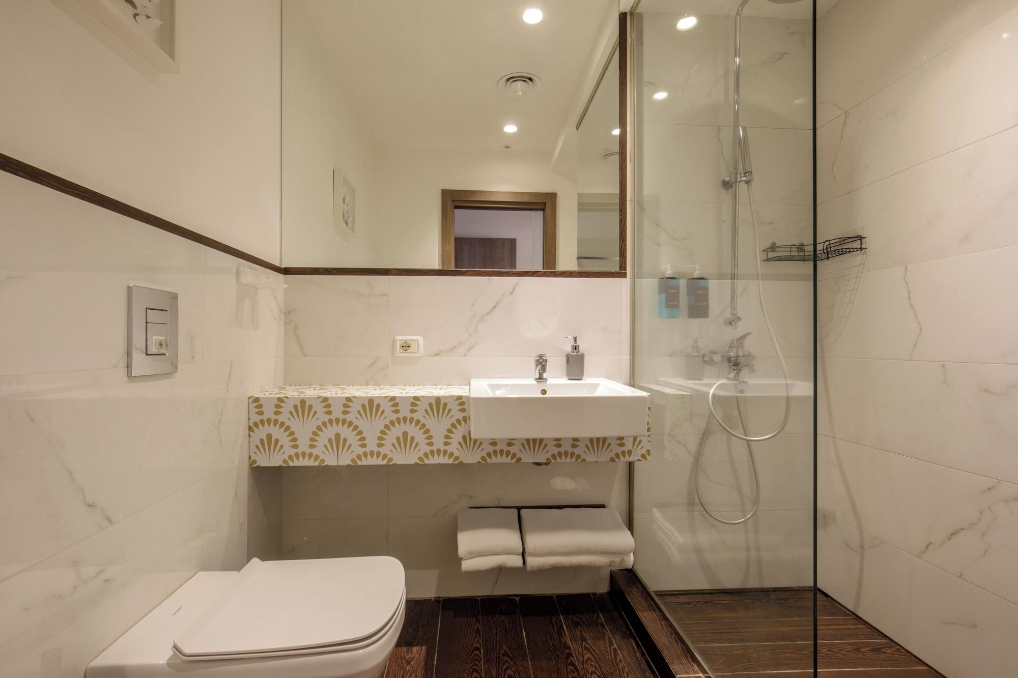 غرفة ثلاثية بشرفة، corso grand suite 4/5