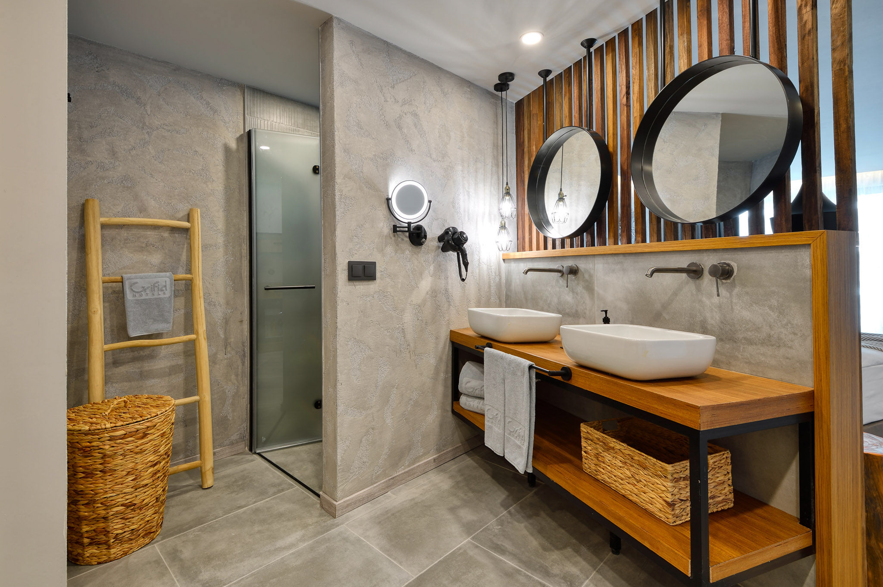 SUPERIOR, DOUBLE BED, SIDE SEA VIEW
