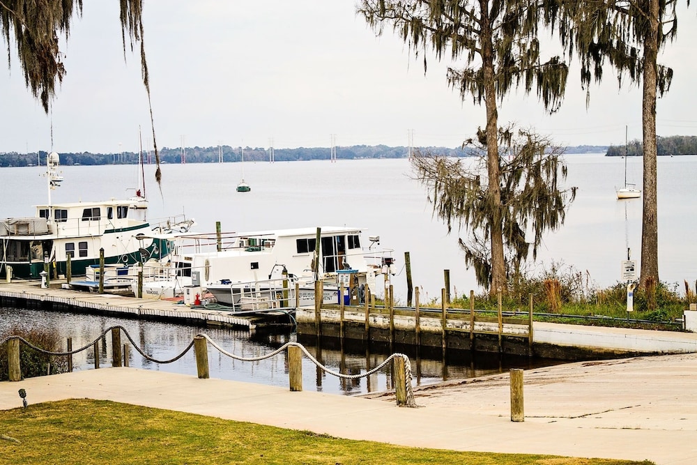 Crystal Cove Riverfront Resort 40/42