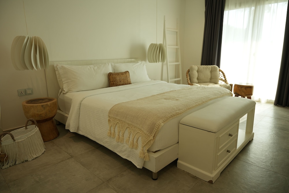 Beach, Suite, King Bed, Beach View