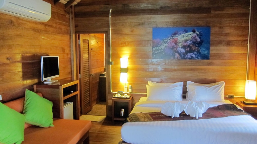Ten Moons Lipe Resort 15/50