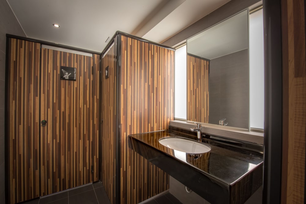 Legend Hotel Pier 2 64/66