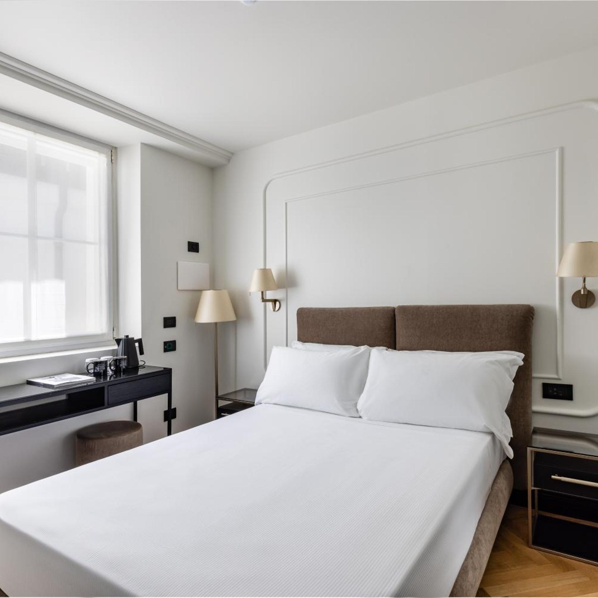 ROOM, SINGLE