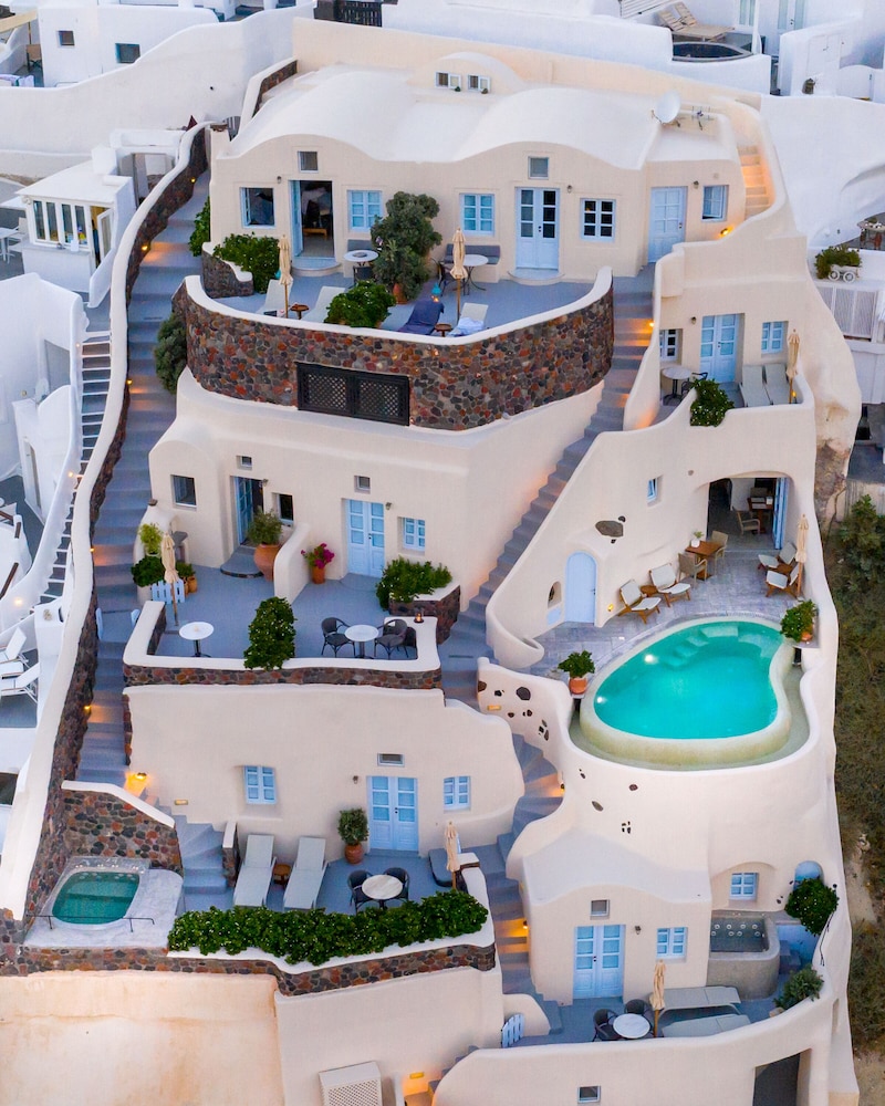 Pezoules of Oia photo1