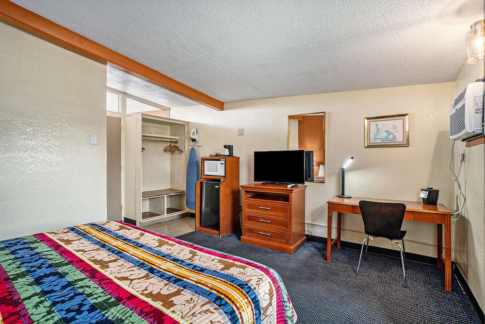 Great Lakes Inn and Suites 13/45