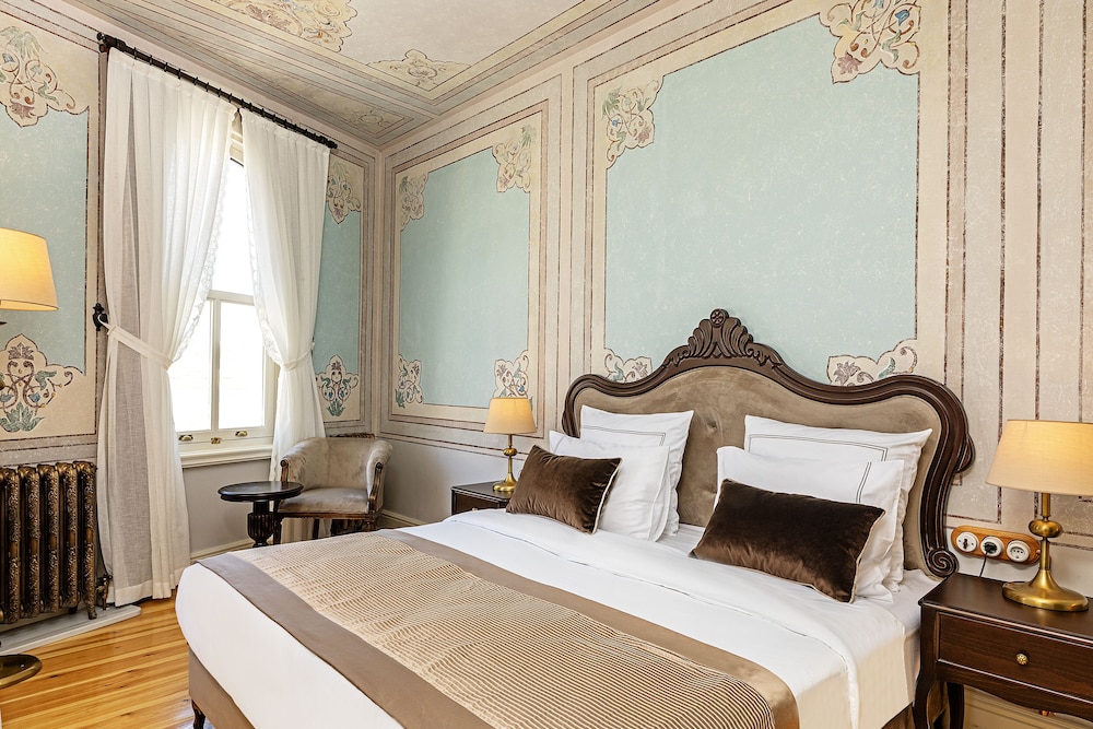 EXECUTIVE, SUITE