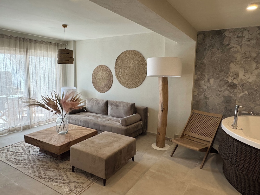The Noverian Bios Santorini Boutique Hotel 61/78
