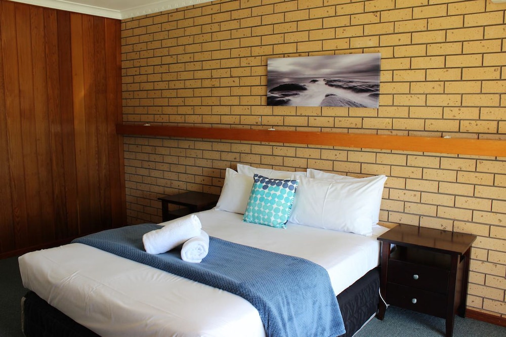 Lakeside Motel Waterfront 16/80