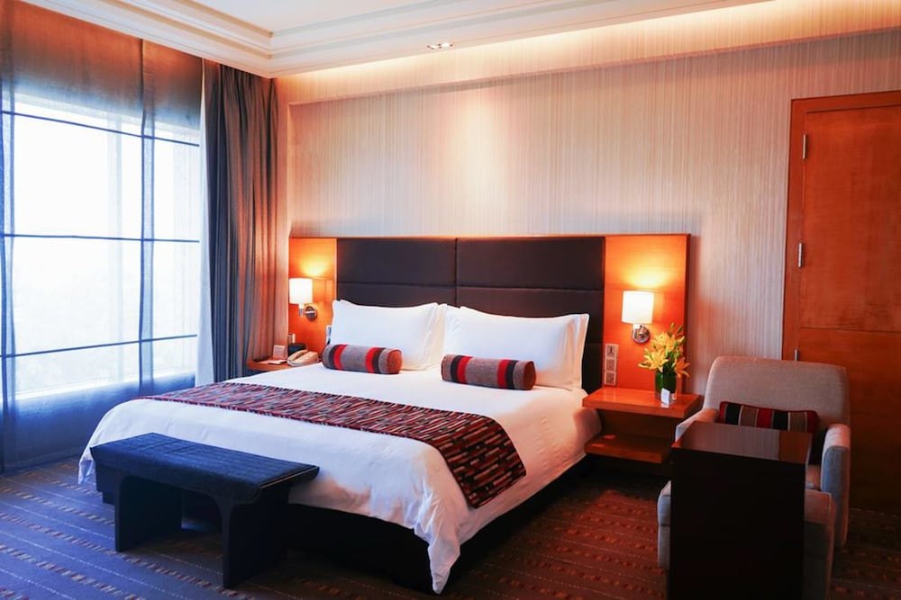 1 Bedroom, Suite, King Bed, City View, Club Lounge Access