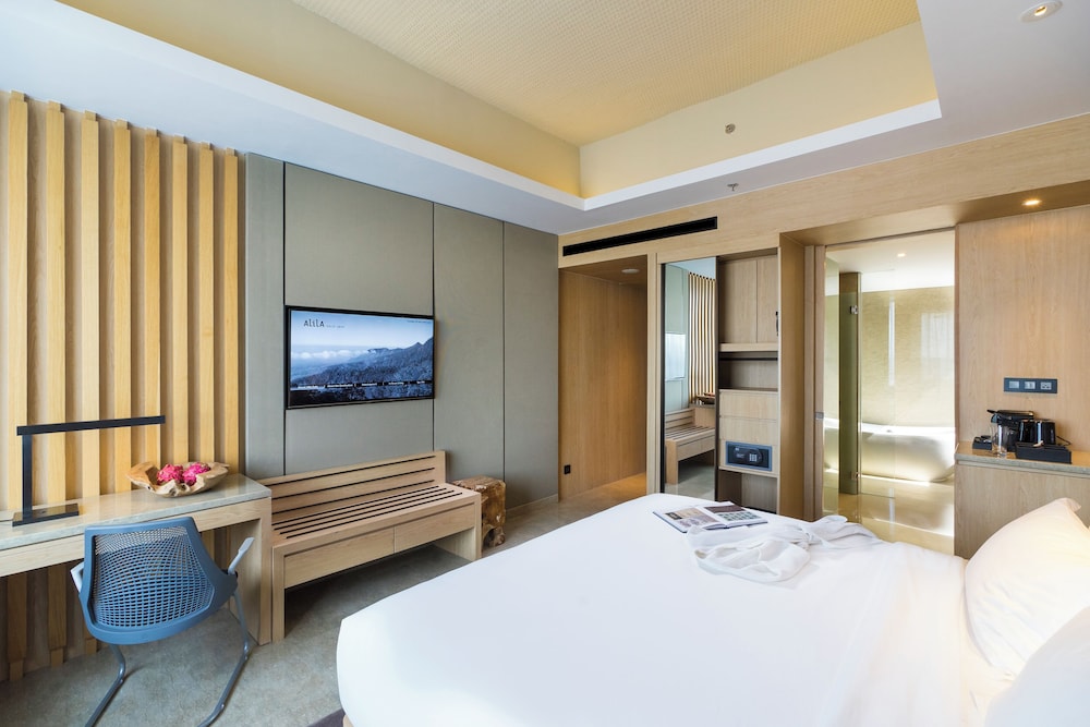 DELUXE, KING BED, MOUNTAIN VIEW