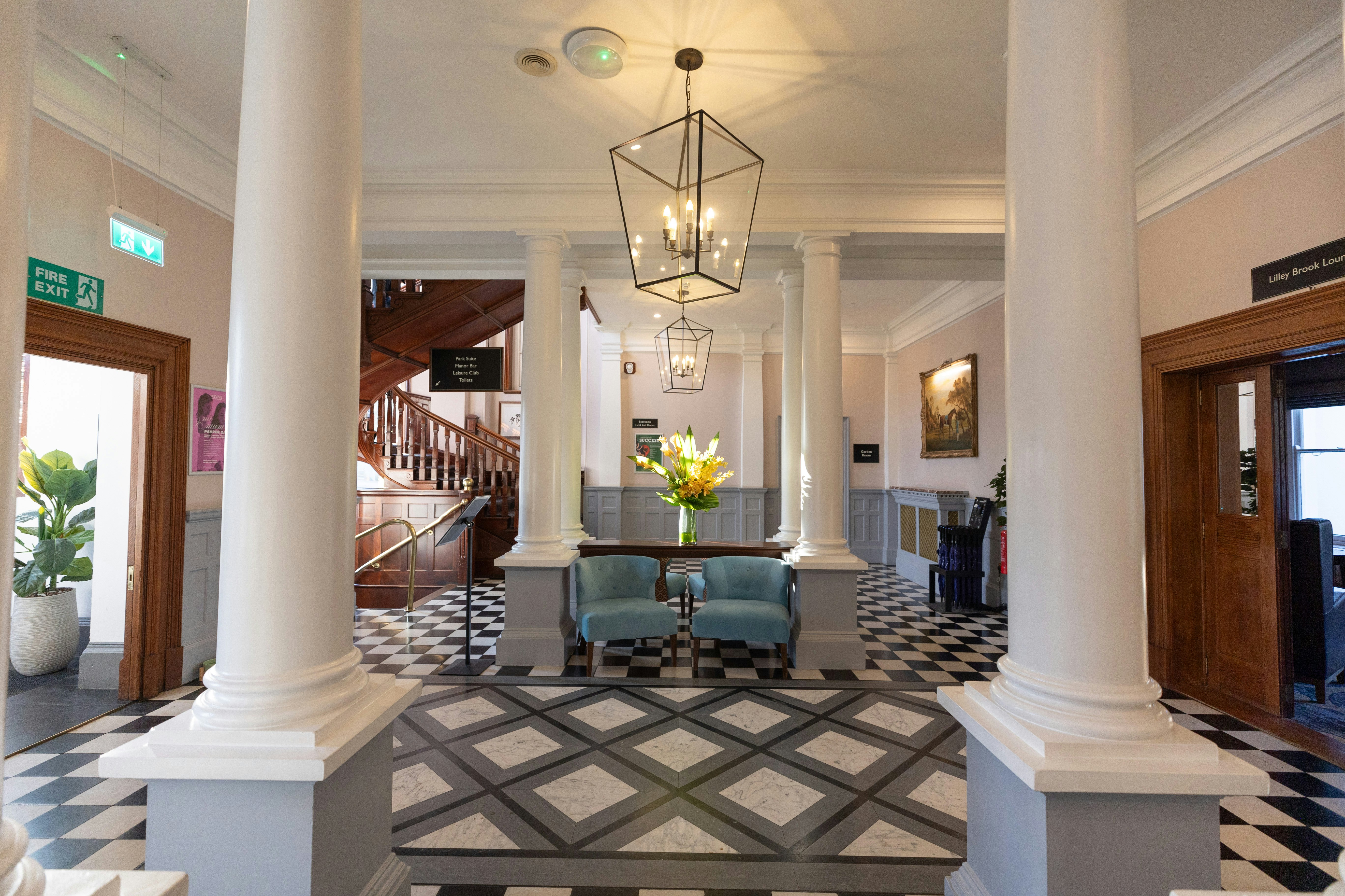 Lobby at DoubleTree by Hilton Cheltenham - Cotswolds, CHELTENHAM