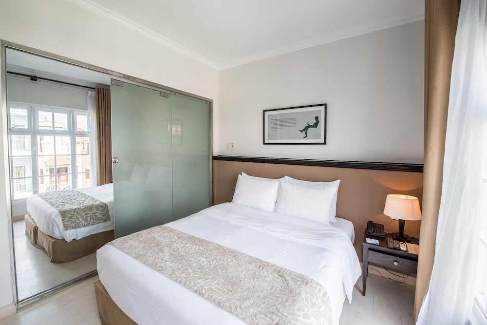 THE ALCOVE LIBRARY HOTEL 18/68