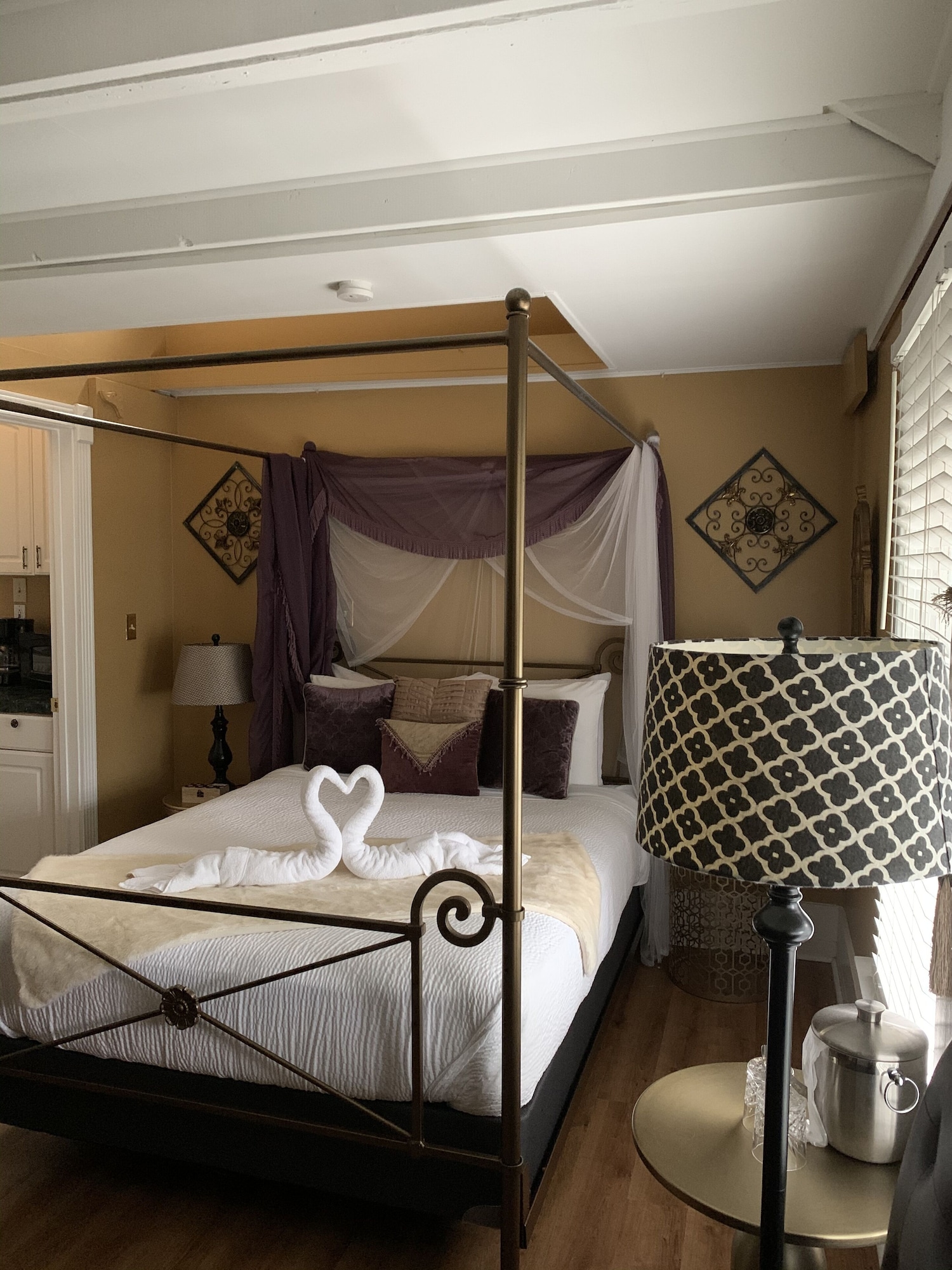 COMFORT, SUITE, QUEEN BED, COURTYARD VIEW, JETTED TUB