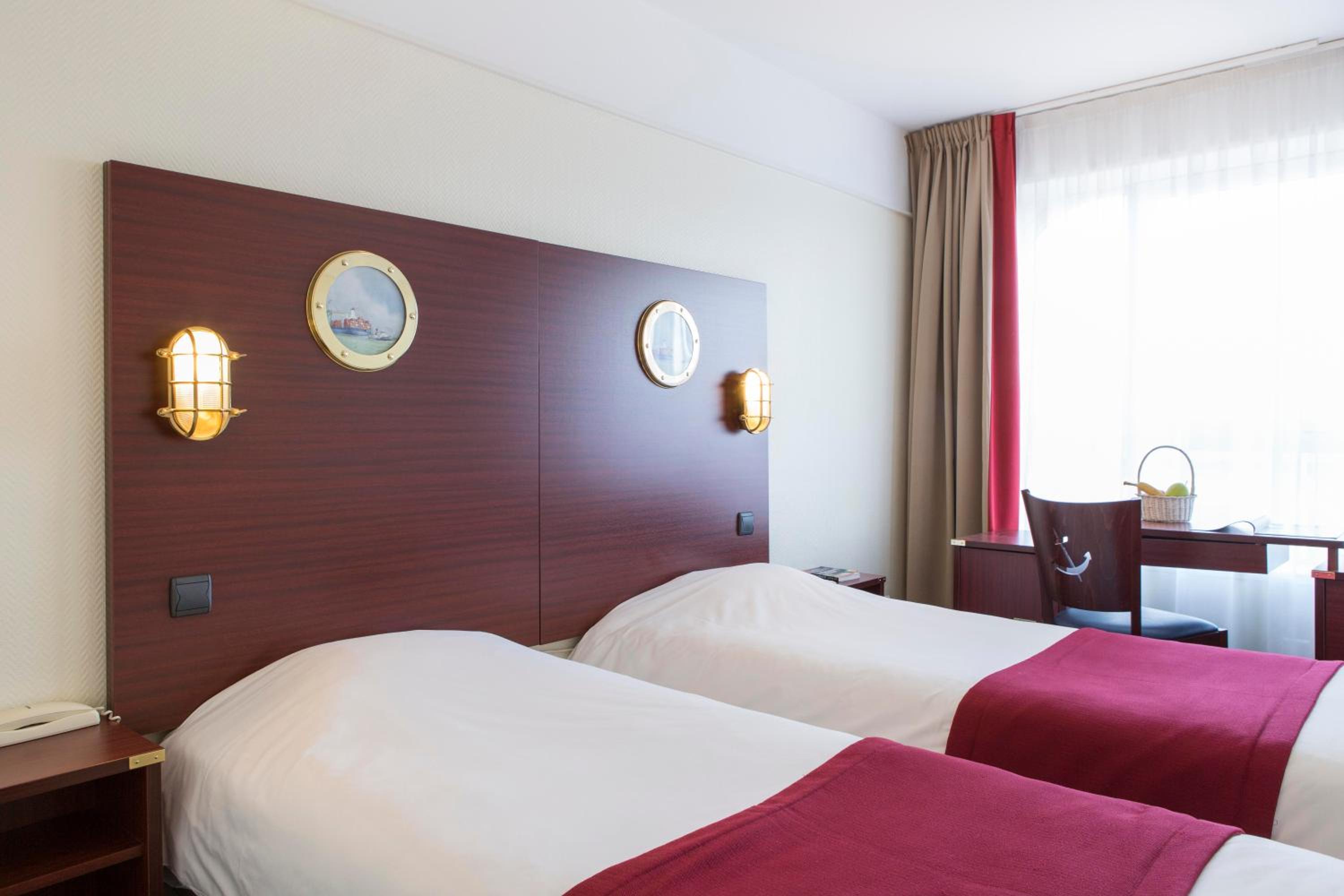 Room, Twin Beds, City View