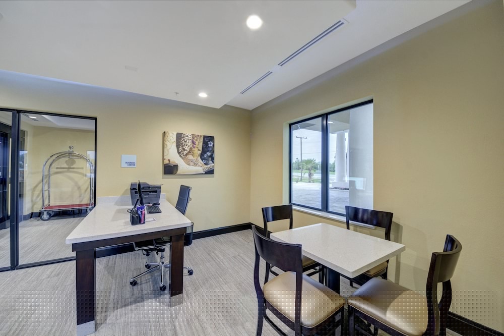 Holiday Inn Express And Suites Carrizo Springs 34/40