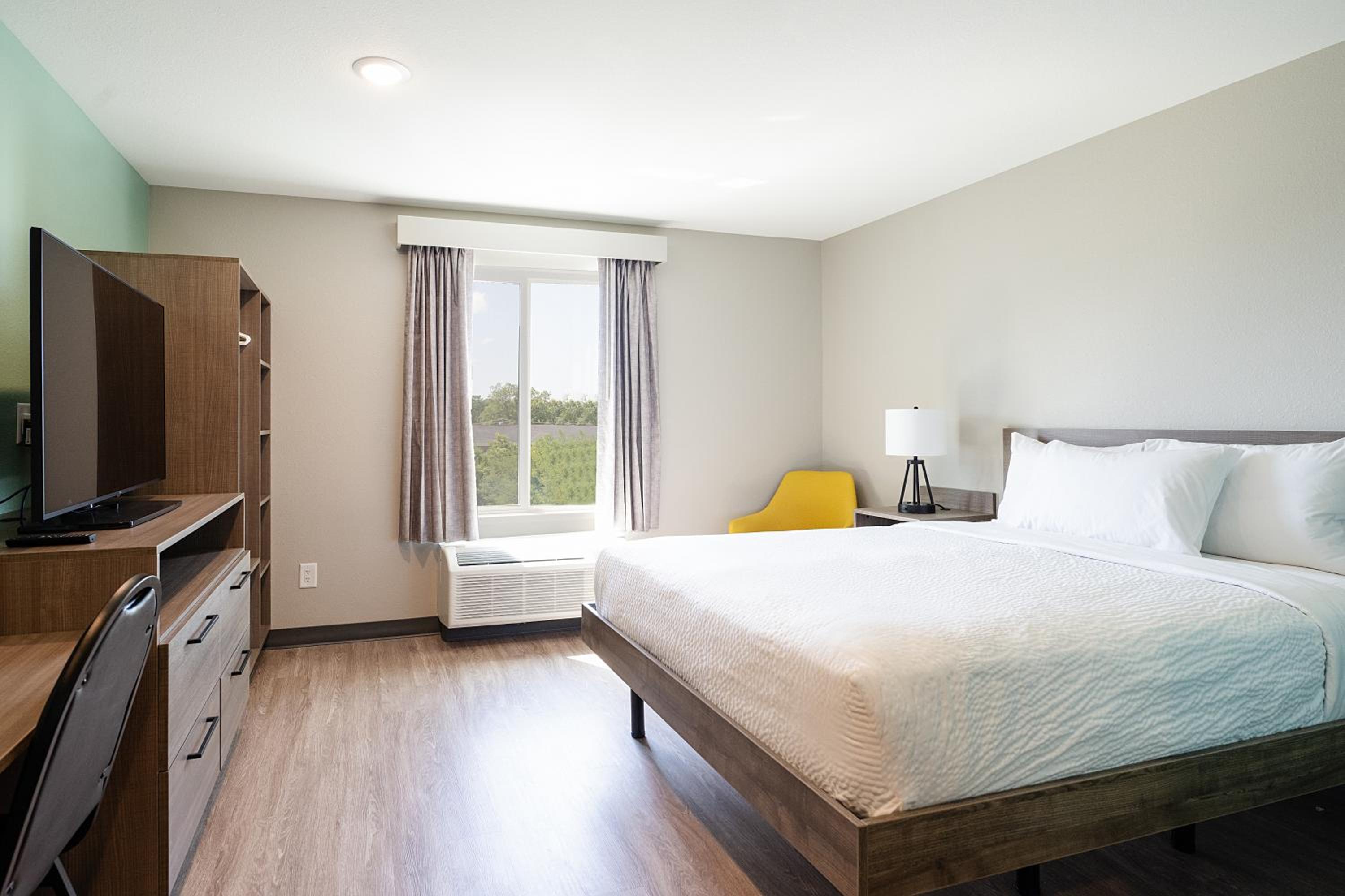 SUITE, QUEEN BED