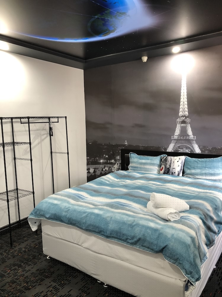Amelia Budget Hotel 8/34