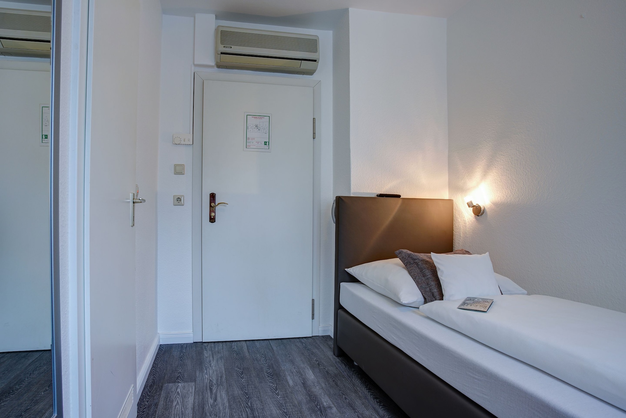 ROOM, SINGLE
