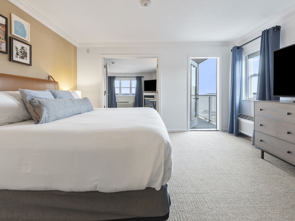 Suite, King Bed, Bay View, Sofa, Jetted Tub
