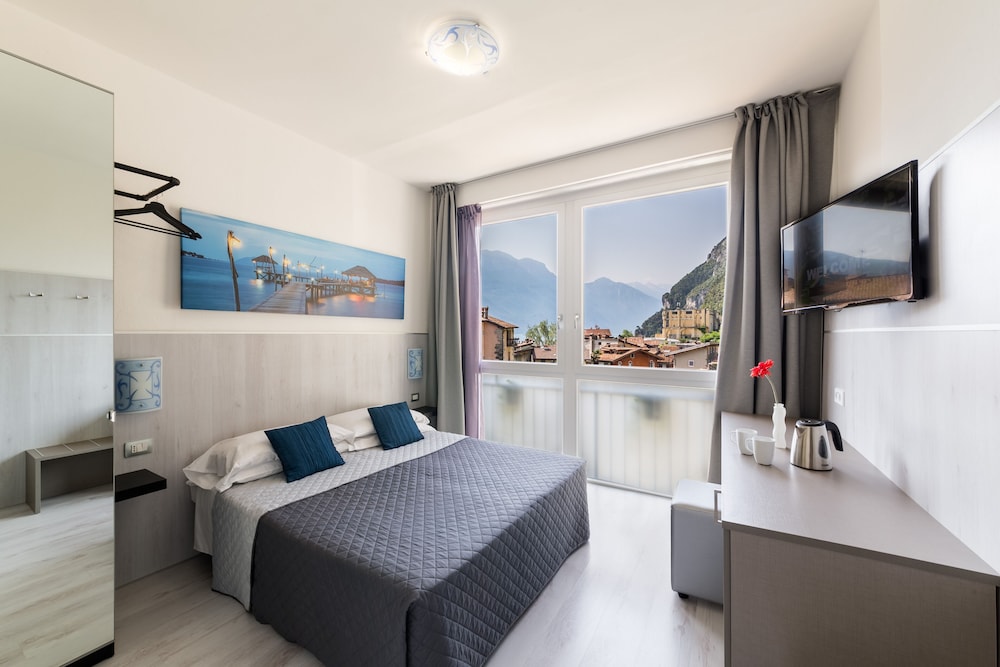 ROOM, DOUBLE BED