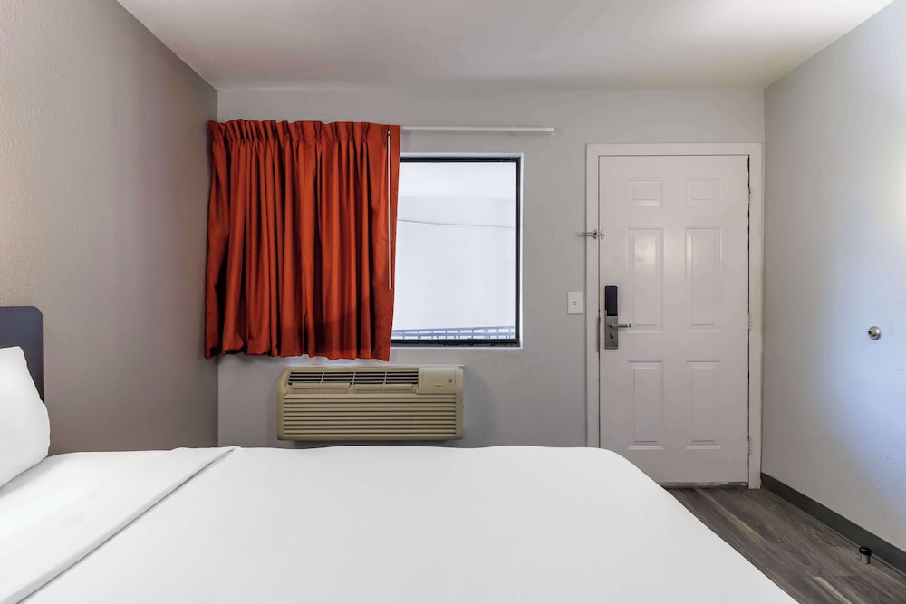 Standard, Queen Bed, Accessible
