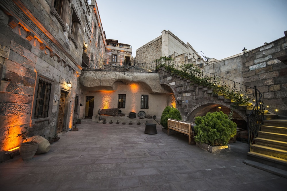 Vineyard Cave Hotel 6/98