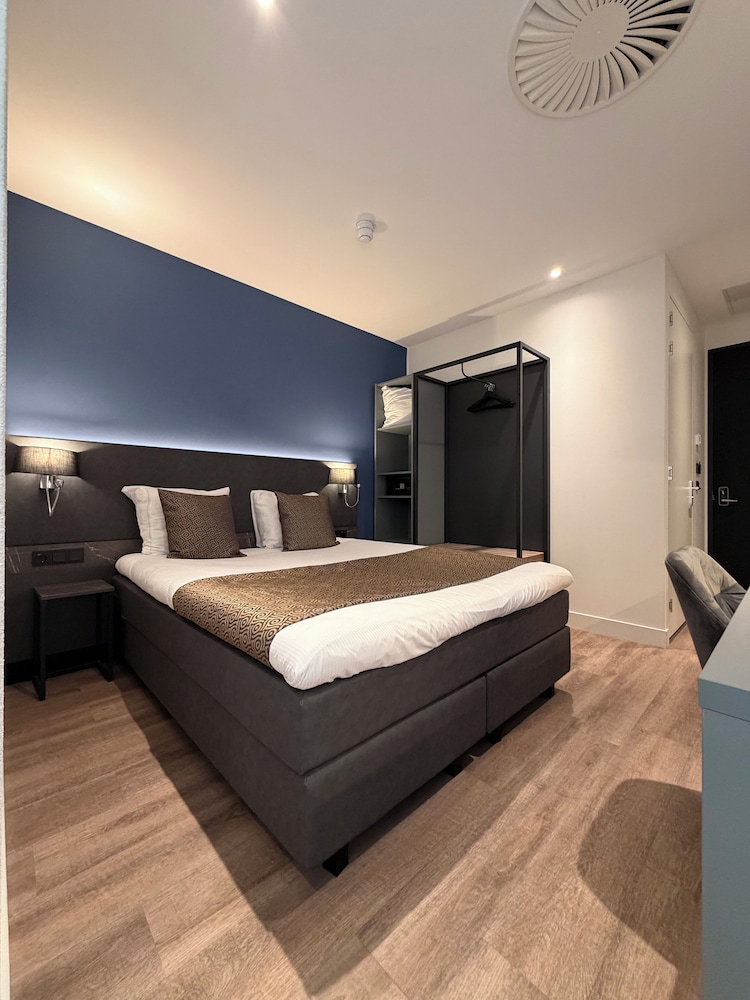 Room, Queen Bed, No Window