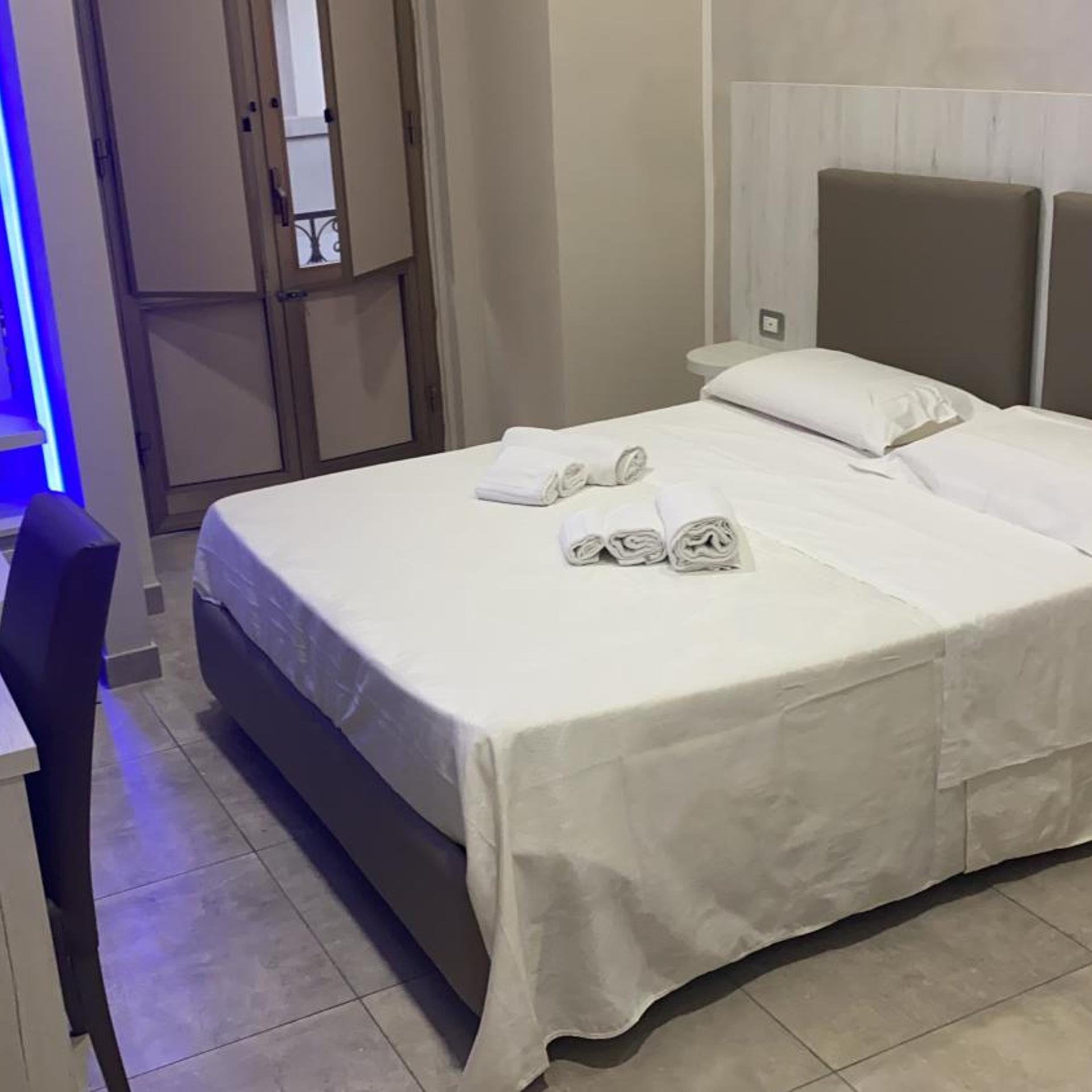ROOM, DOUBLE BED